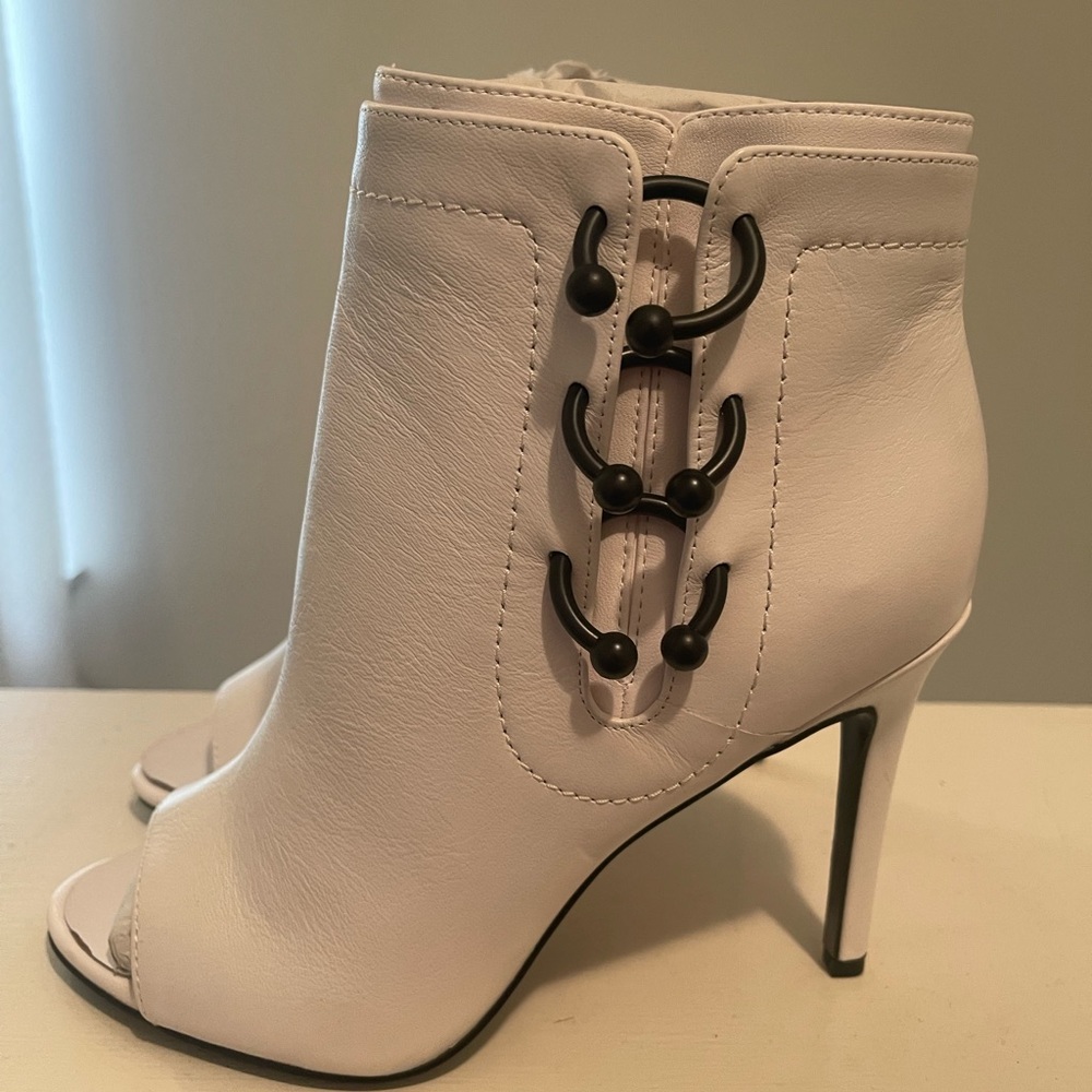KATY PERRY V-NOTCH BOOTIE